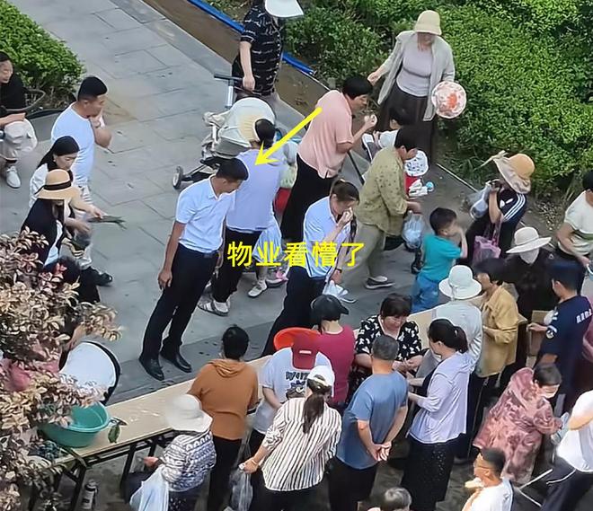 包粽子大妈连盆都端走了还围堵物业要鸡蛋pg电子模拟器试玩山东：小区端午免费(图1)
