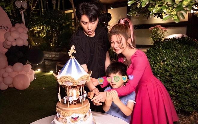 儿子合照母子久违同框好有爱小星星长高了pg电子模拟器试玩陈妍希42岁生日晒与(图6)